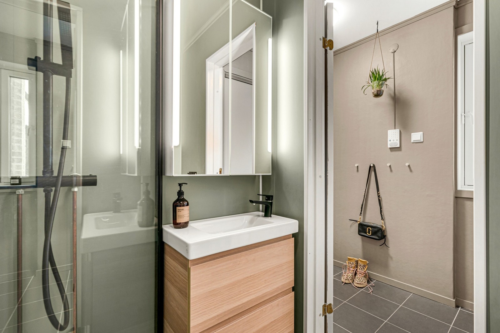 Her har man en tidsriktig dusjnisje og moderne baderomsinnredning. Galleribilde