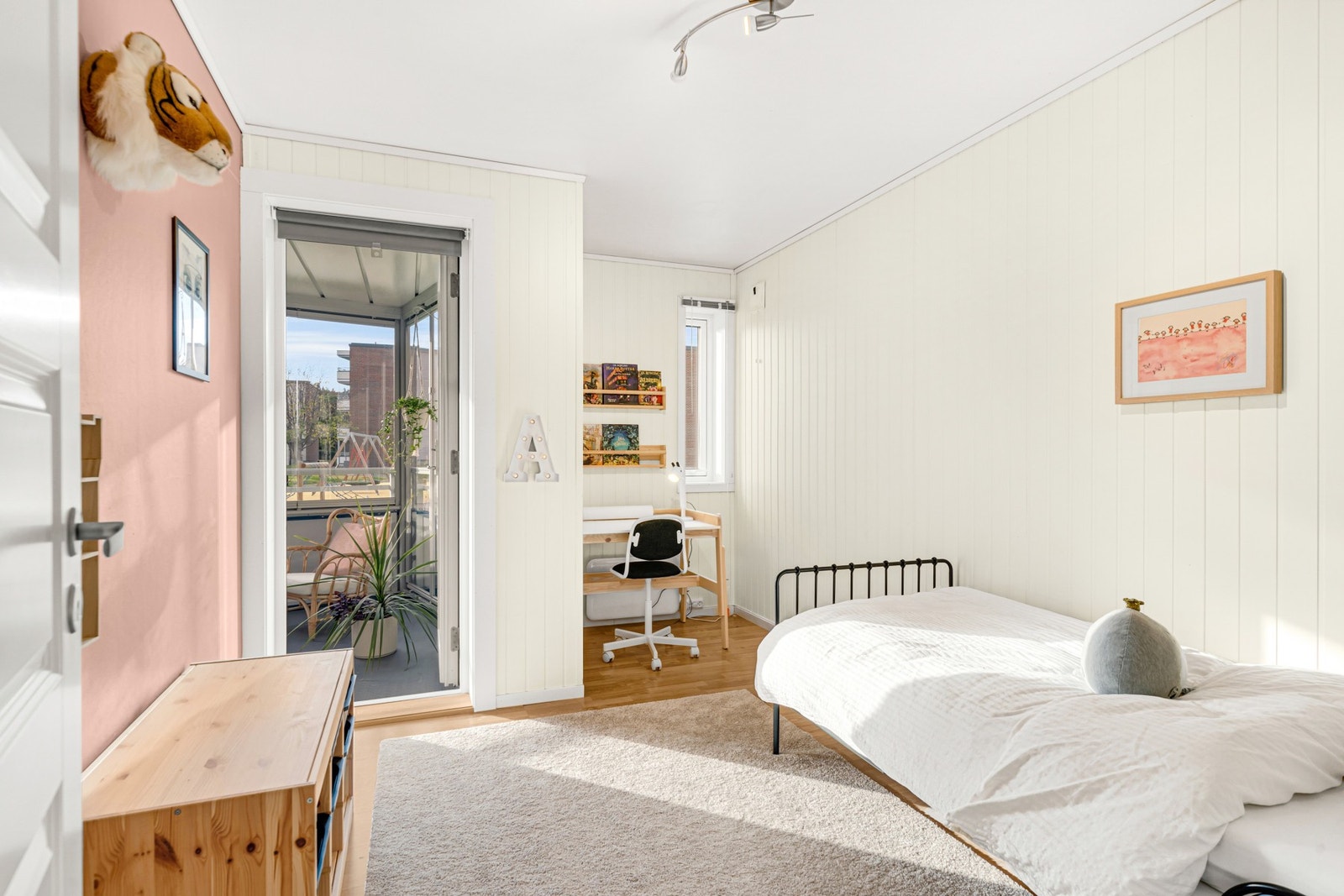 Soverom 3 er på i underkant av 10 kvm. og har som tidligere nevnt egen utgang til balkongen. Galleribilde