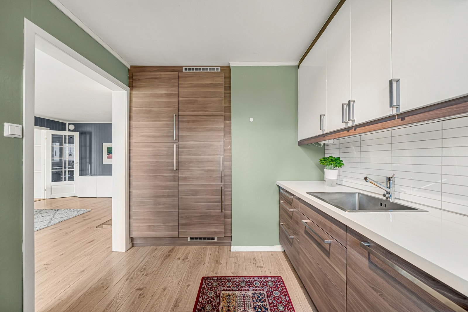 Her har man rikelig med skap- og benkeplass. Galleribilde