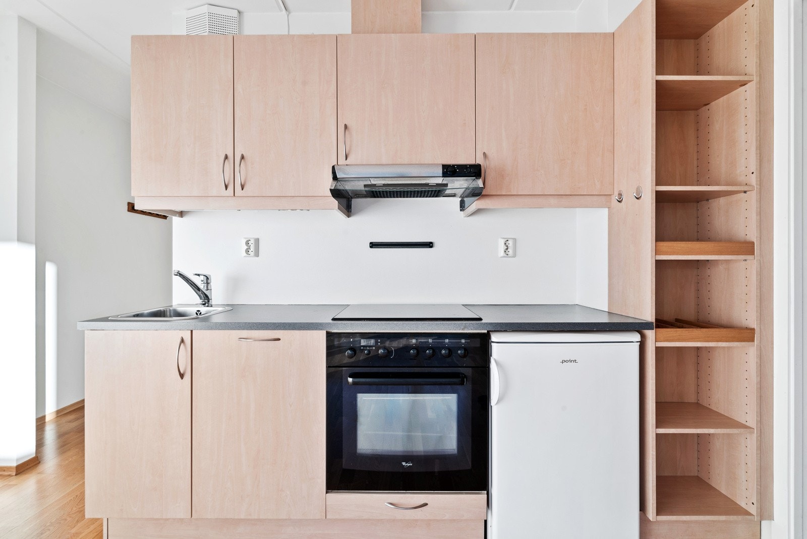 Moderne og pent brukt kjøkken med integrerte hvitevarer fra byggeår Galleribilde