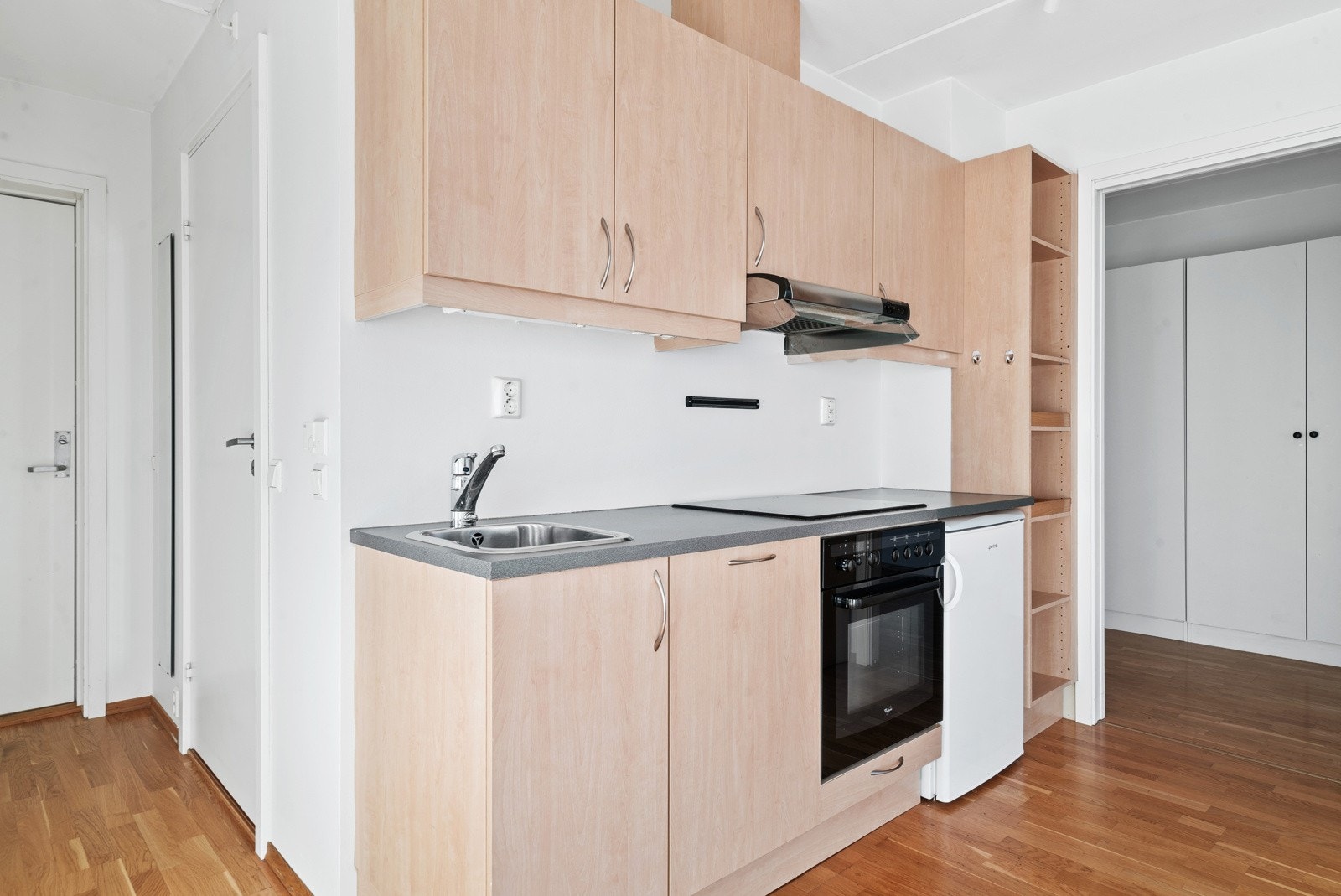 Fra stuen/kjøkkenet har du tilgang soverommet på hele 11,3m² Galleribilde