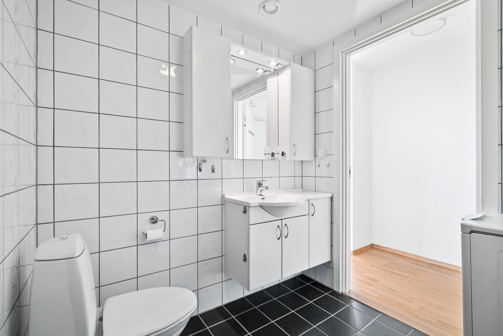 Badet er på hele 4,2m² og ligger i tilknyttning med entréen Galleribilde