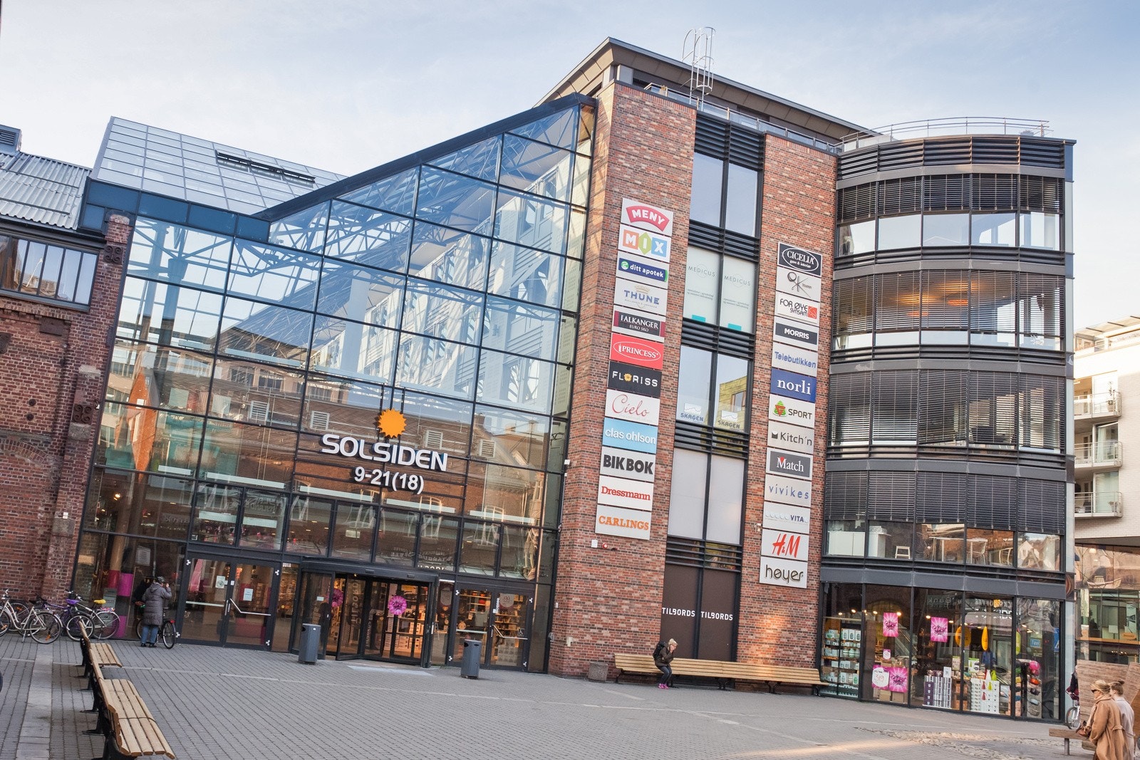 I umiddelbar nærhet ligger Solsiden Kjøpesenter med et godt utvalg av butikker, restauranter, uteplasser mm. Galleribilde