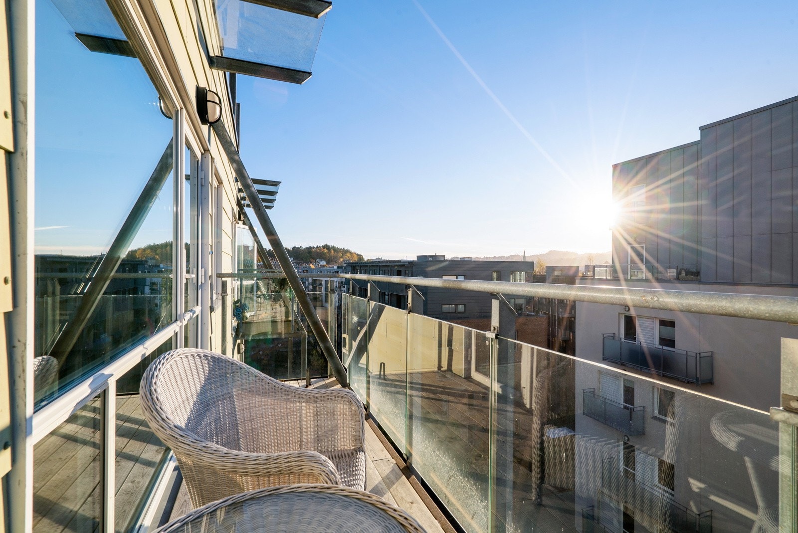 Fra stuen er det utgang til en vestvendt og solrik balkong med god utsikt over omgivelsene Galleribilde