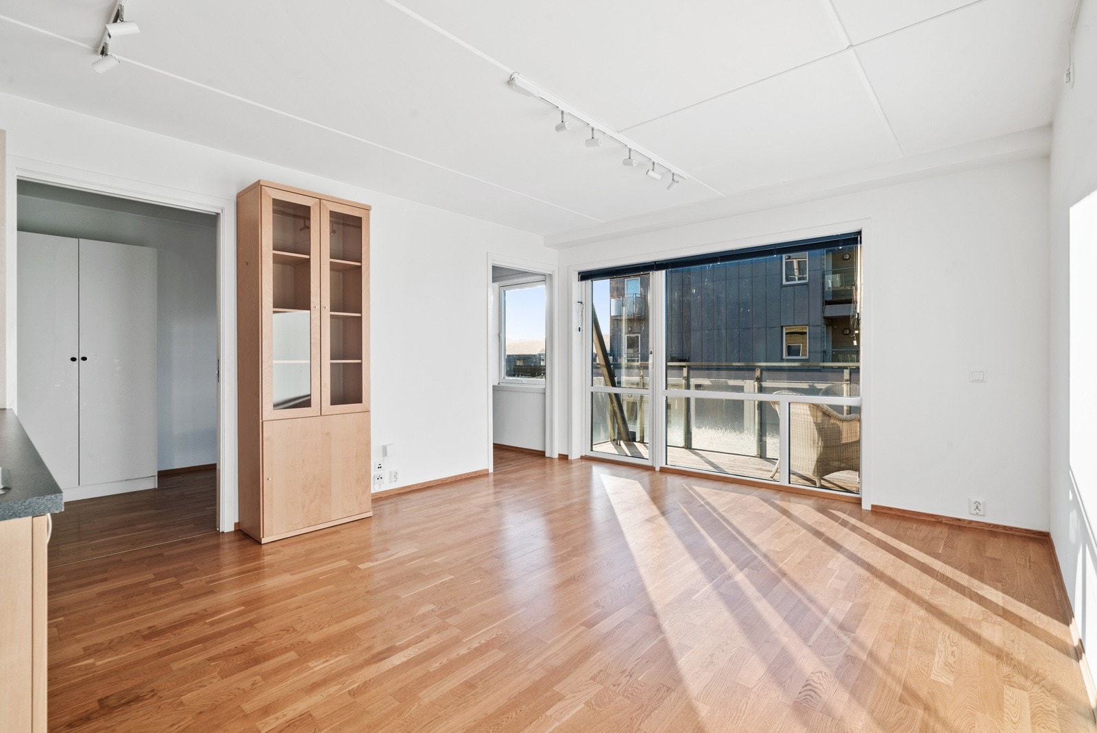 Åpen stue-kjøkkenløsning på til sammen 18,9m², med smarte løsninger som gjør at arealet blir godt utnyttet Galleribilde