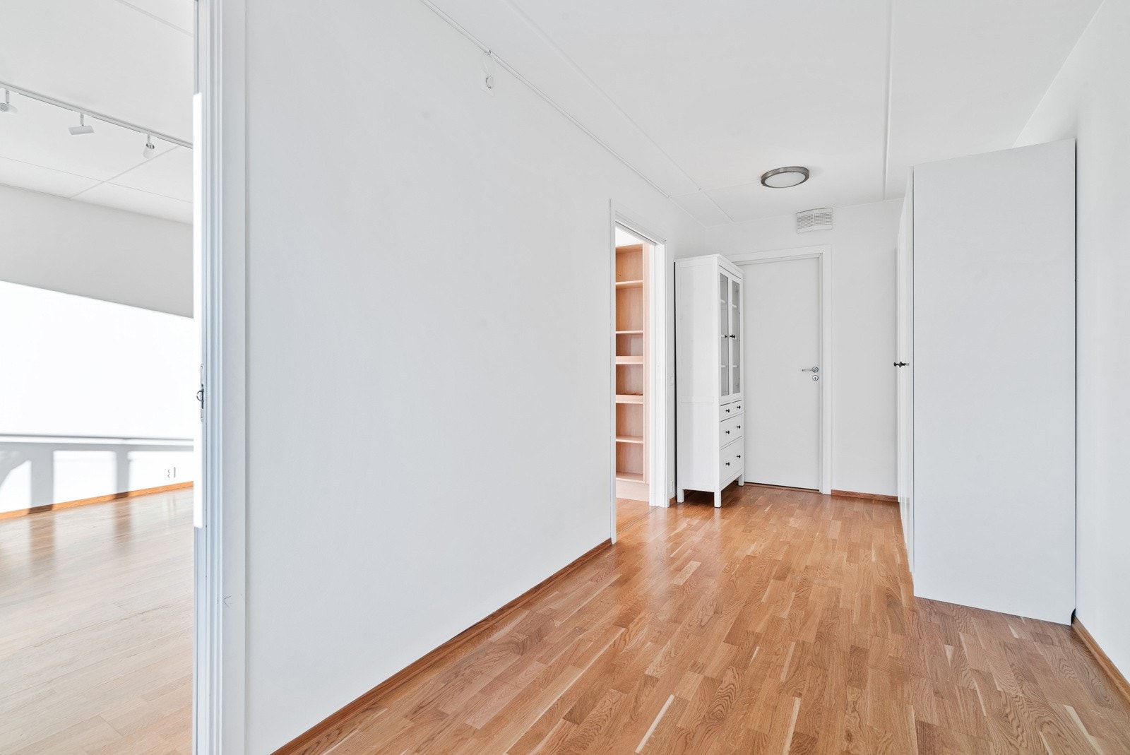 Fra soverommet har du tillgang til leilighetens bod på 2,7m², i tillegg disponerer seksjonen egen bod i kjeller Galleribilde