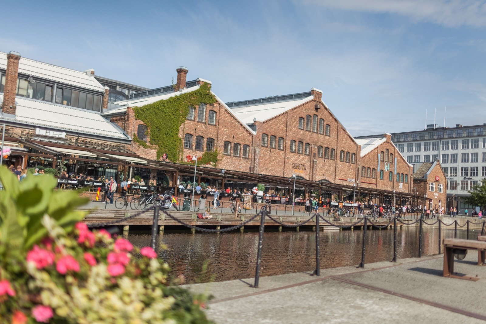 Her er det et godt utvalg av attraktive spisesteder og uteplasser Galleribilde