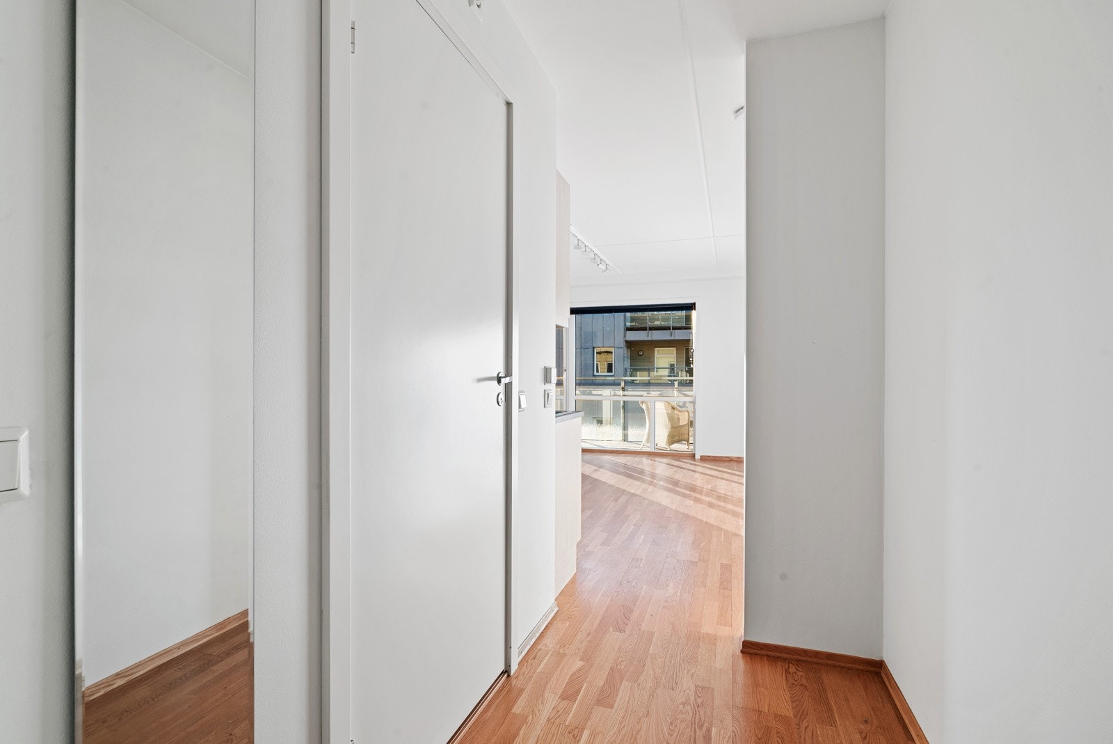 Entréen har god plass til oppbevaring av sko- og yttertøy Galleribilde