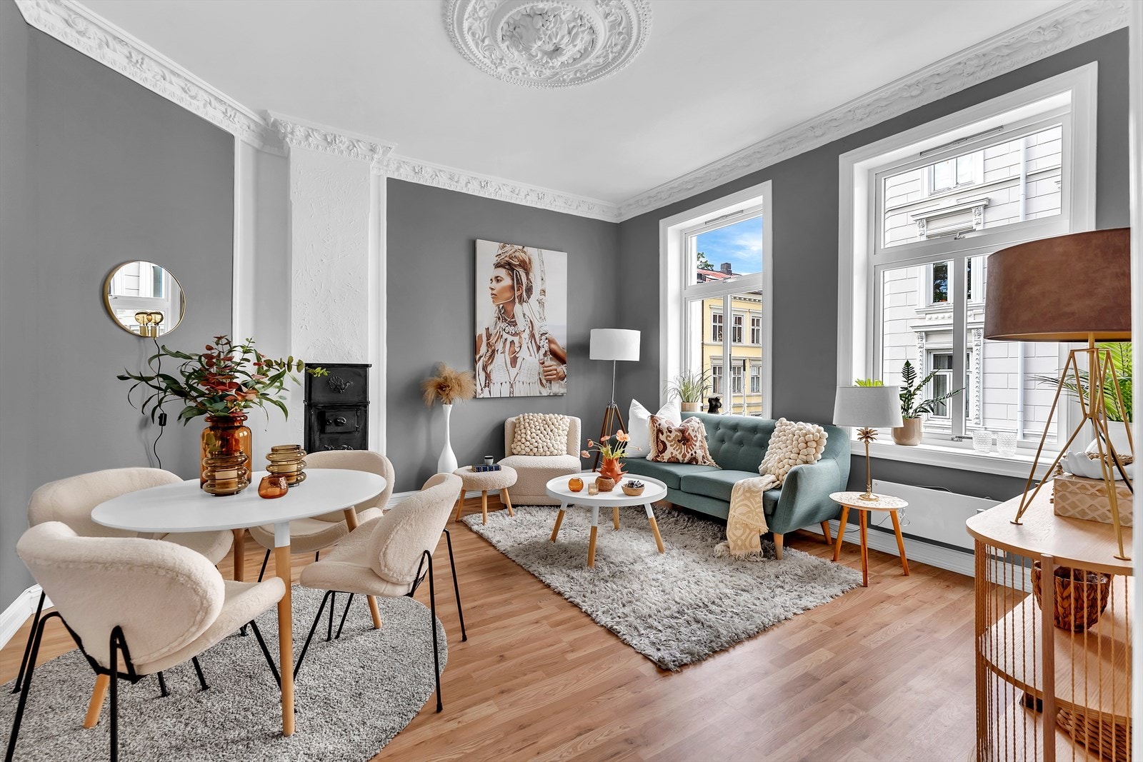 Nydelig bolig med rosett og stukkatur - i en ærverdig bygård fra 1898. Galleribilde