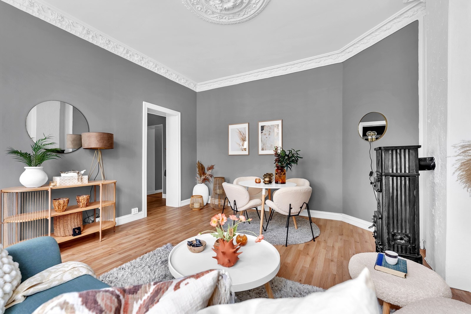 Stuen har parkettgulv og gråmalte, glatte vegger. Galleribilde