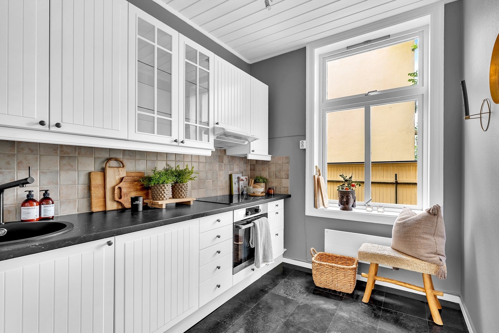 Kjøkkenet vender ut mot rolig bakgård, og det er plass til en liten sittegruppe. Galleribilde