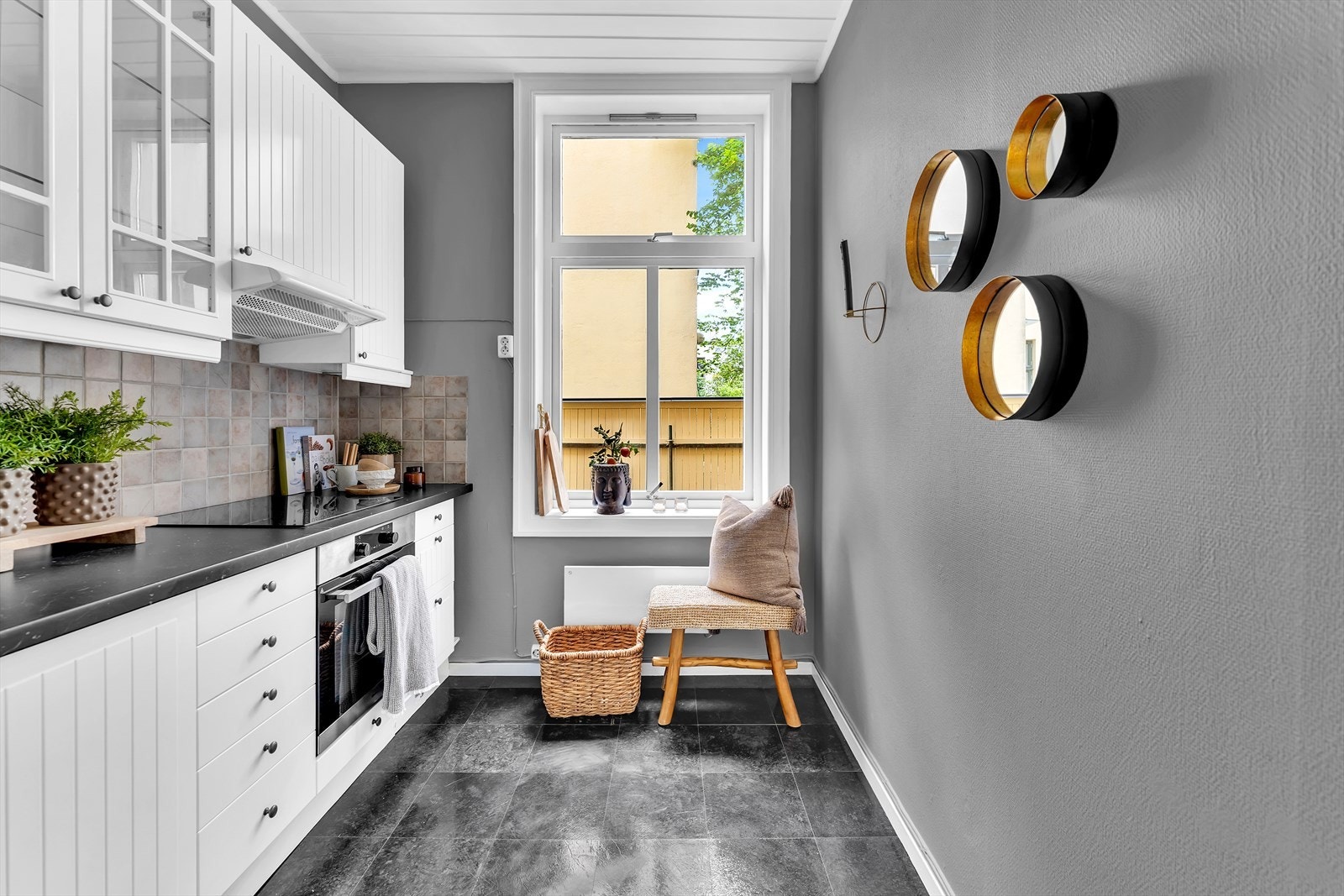 Separat kjøkken med nylagt gulv ("laminatfliser"), samt integrerte hvitevarer, som komfyr med platetopp mm Galleribilde