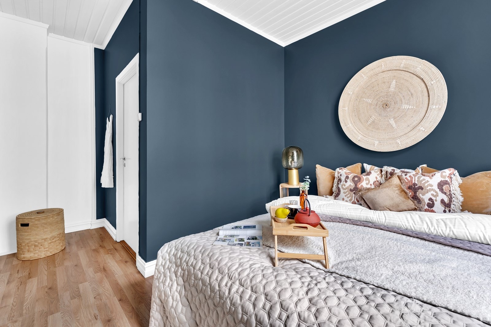 Rommet har god plass til dobbeltseng og garderobeløsning. Galleribilde