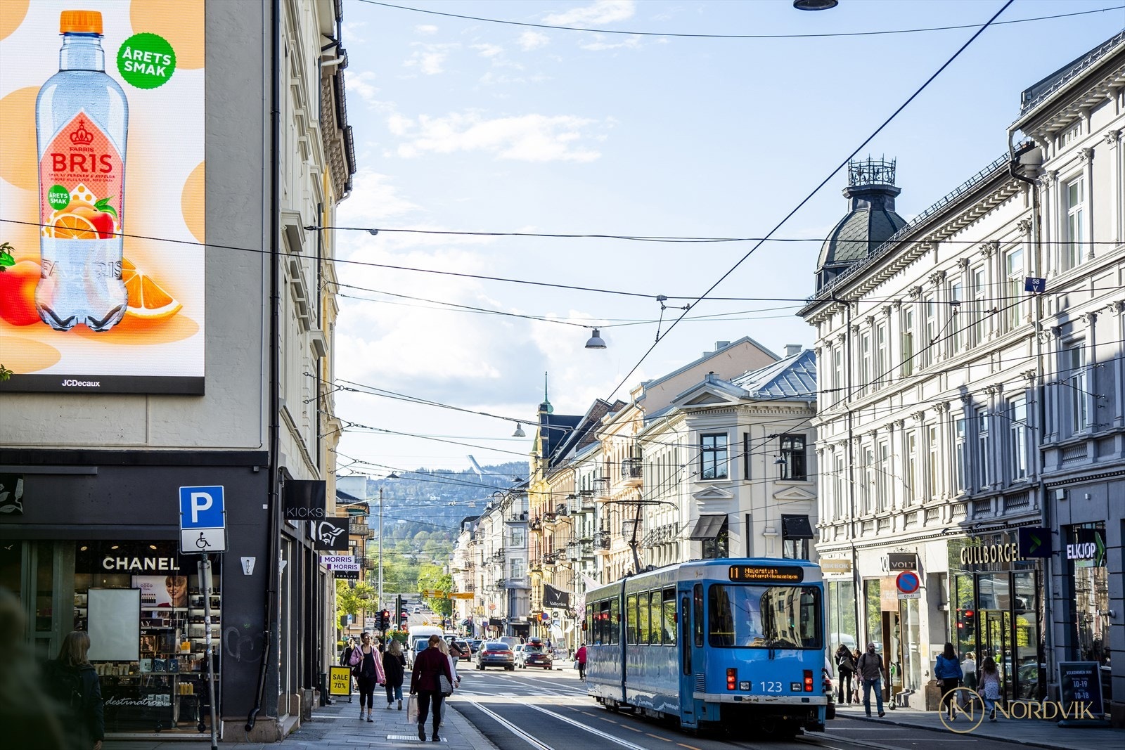 Fra den travle handlegaten Bogstadveien ser man rett mot bl.a. Holmenkollen! Galleribilde