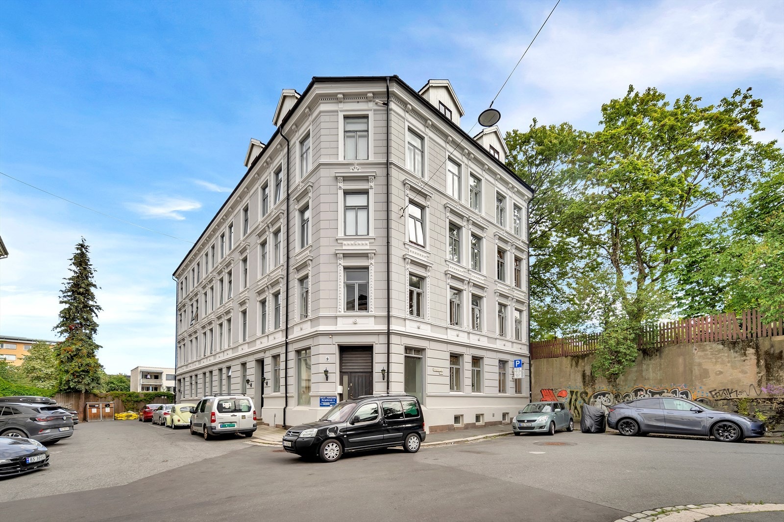 Rolig og trivelig gate uten særlig trafikk. Bygget består av fire etasjer, samt kjeller og loft. Galleribilde