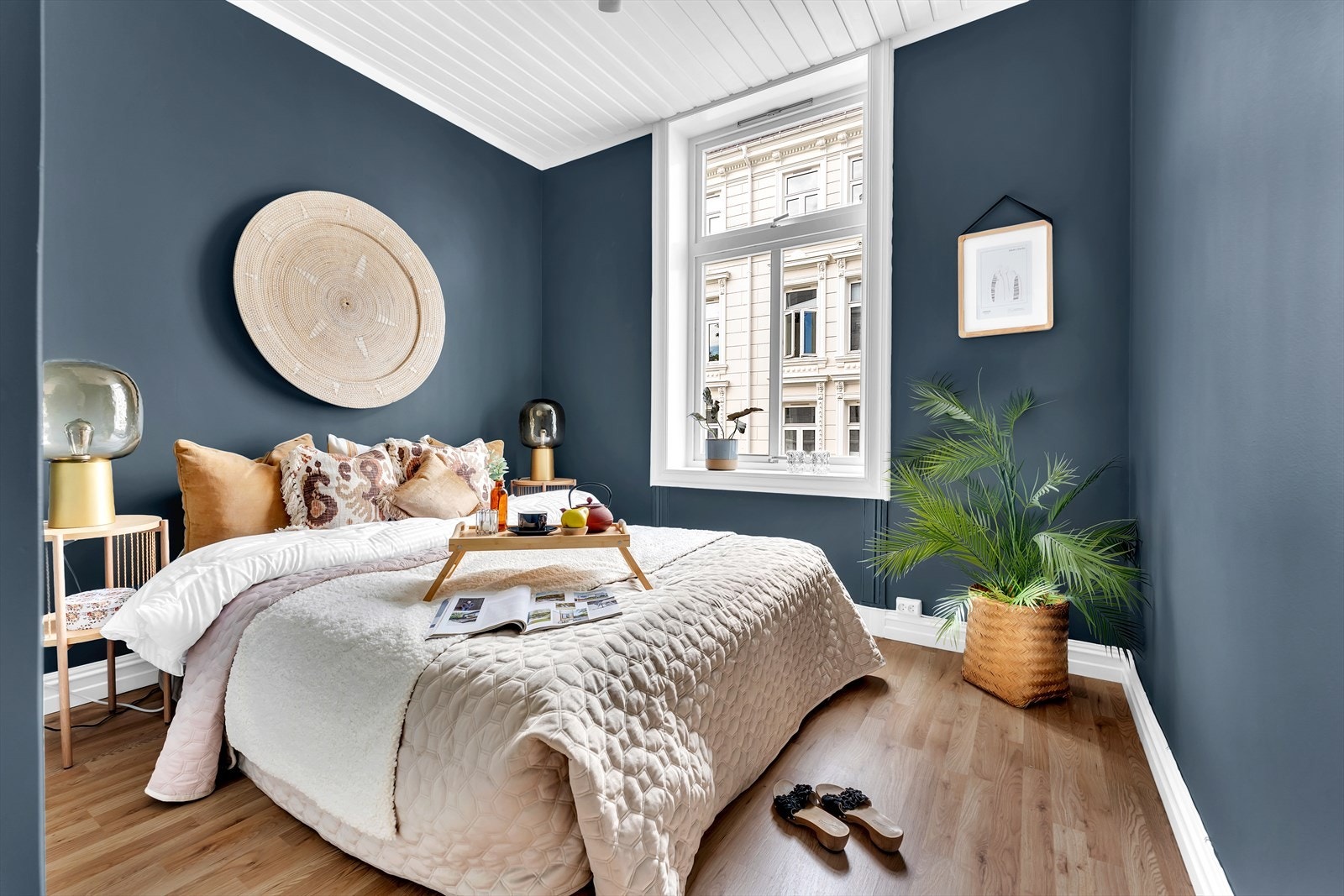Den blå lagune? Nydelig og innbydende soveroom med blåmalte vegger. Galleribilde