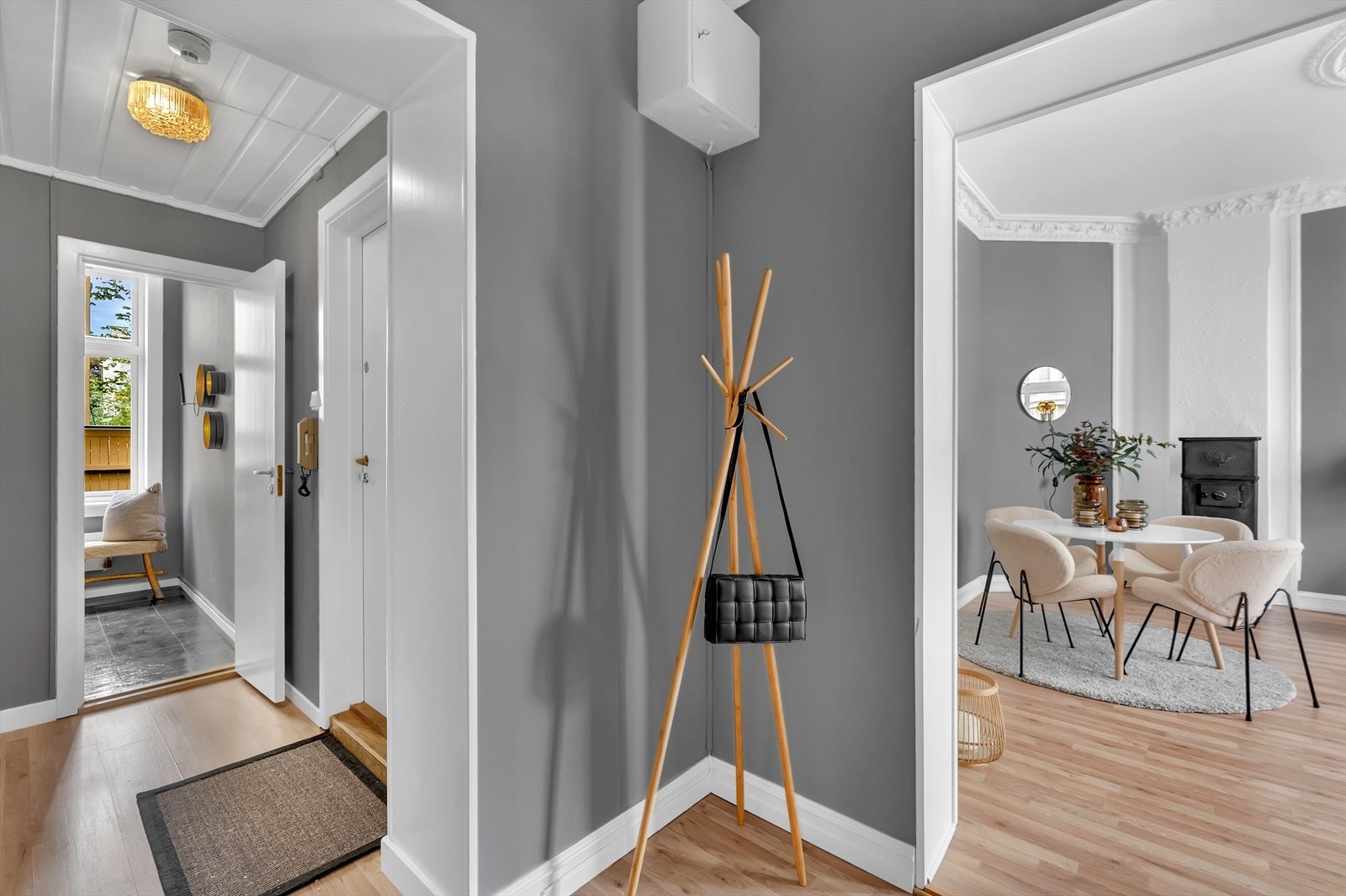 Entré/gang med plass til yttertøy og sko. Galleribilde