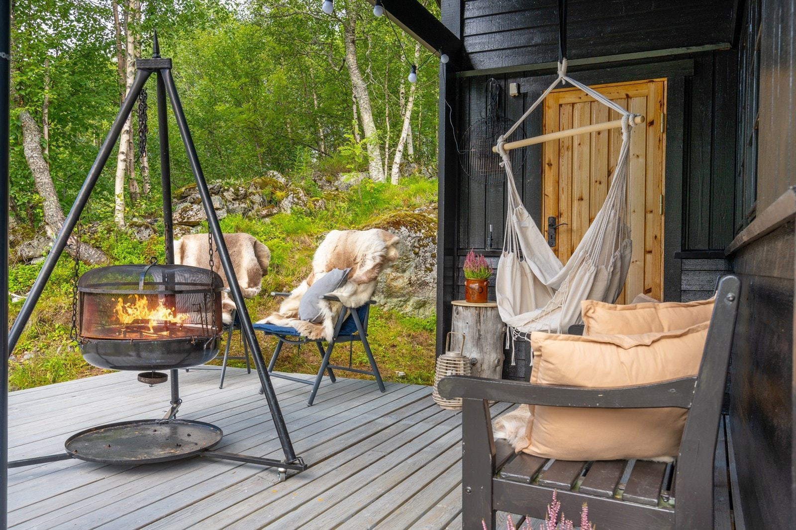 Koselig, overbygget terrasse med tilgang til praktisk bod Galleribilde