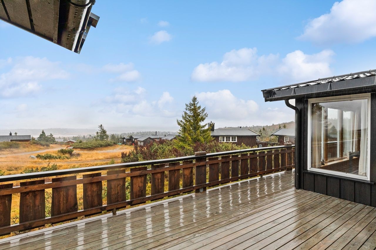 Fra terrasse, med den flott utsikten mot Kroksjøen med omland. Galleribilde
