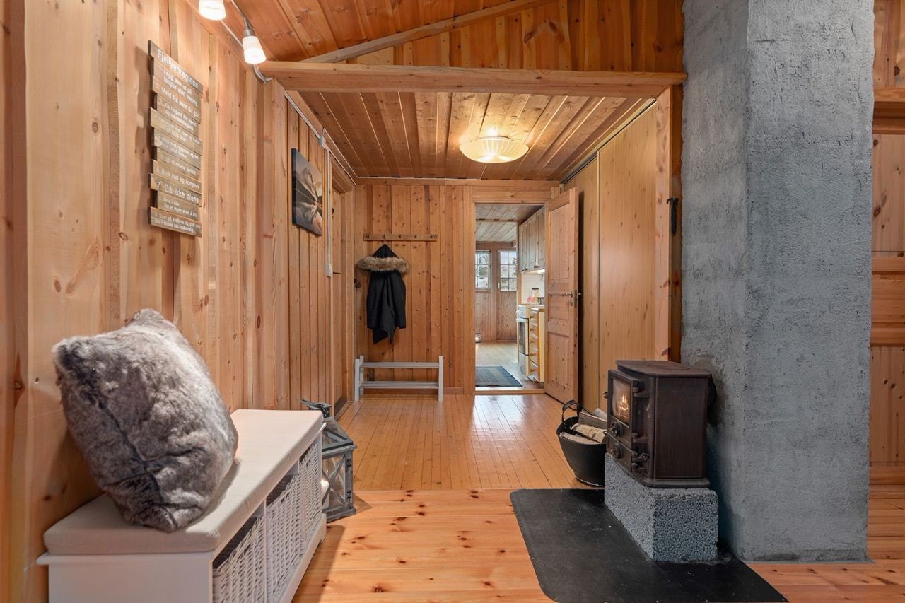 Romslig gang med skyvedørsgarderobe. Galleribilde