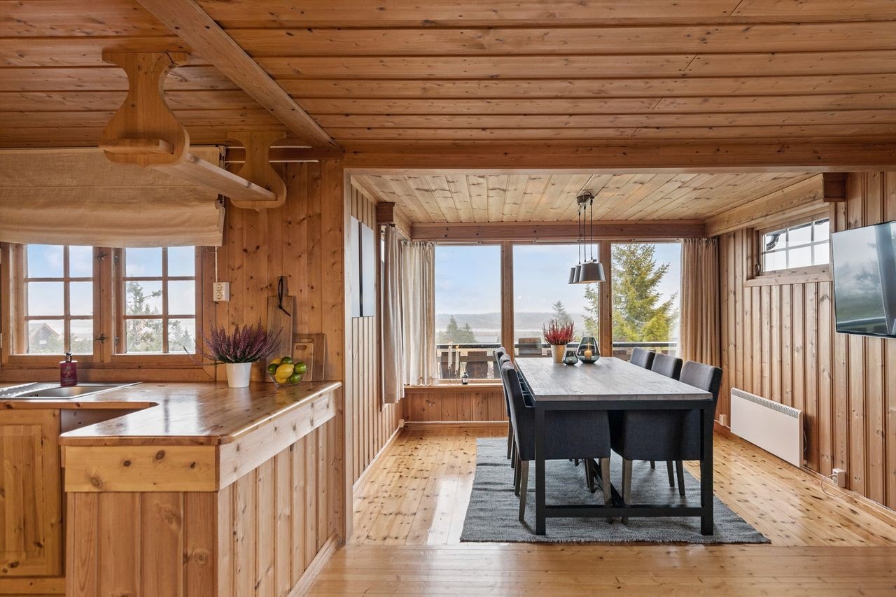 Fra kjøkken og de store stuevinduene som gir det gode lyset og flotte utsikten Galleribilde