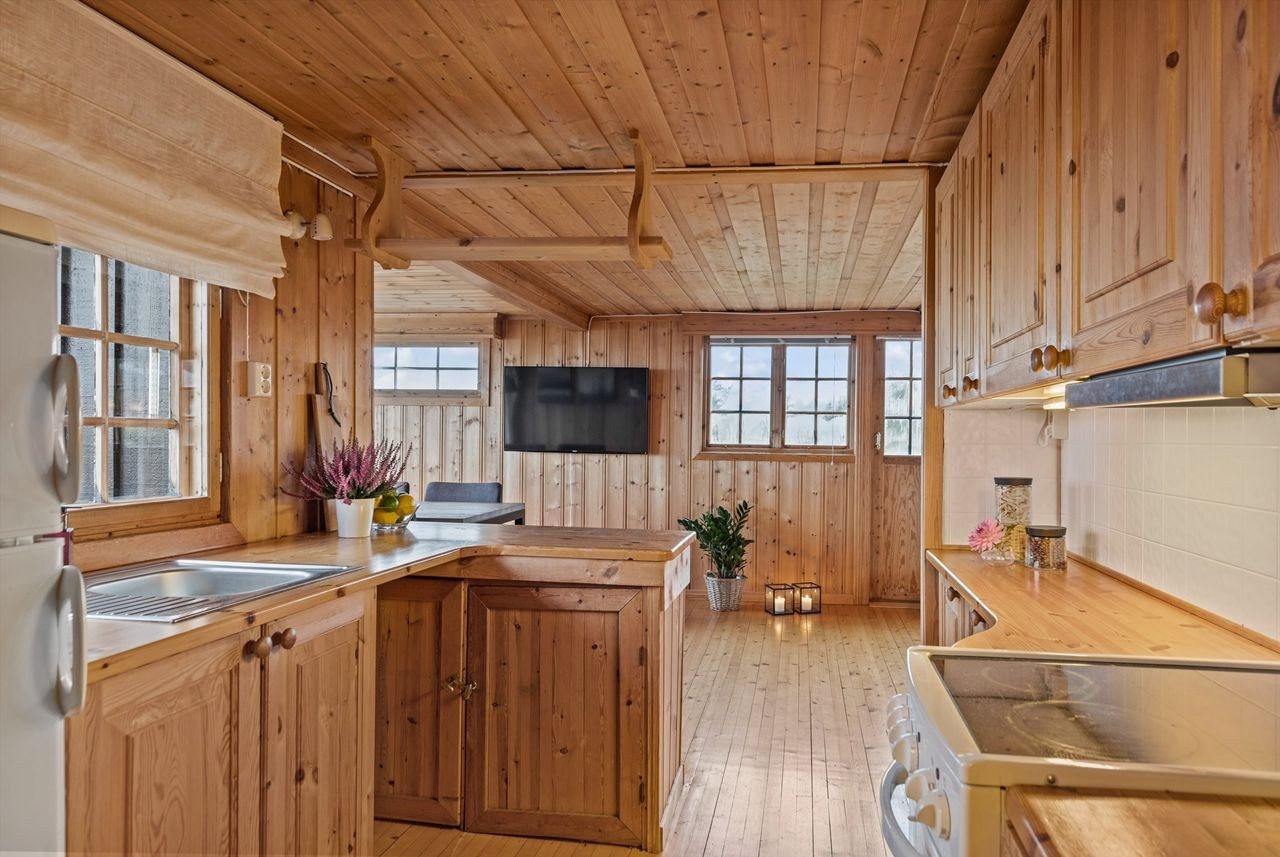 Kjøkken med åpen løsning mot spisestue Galleribilde