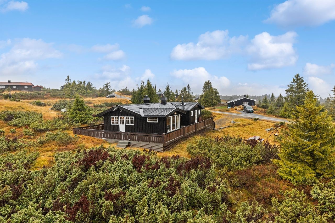 Oversiktsbilde mot hytta, og videre i retning mot Lunkefjell Galleribilde