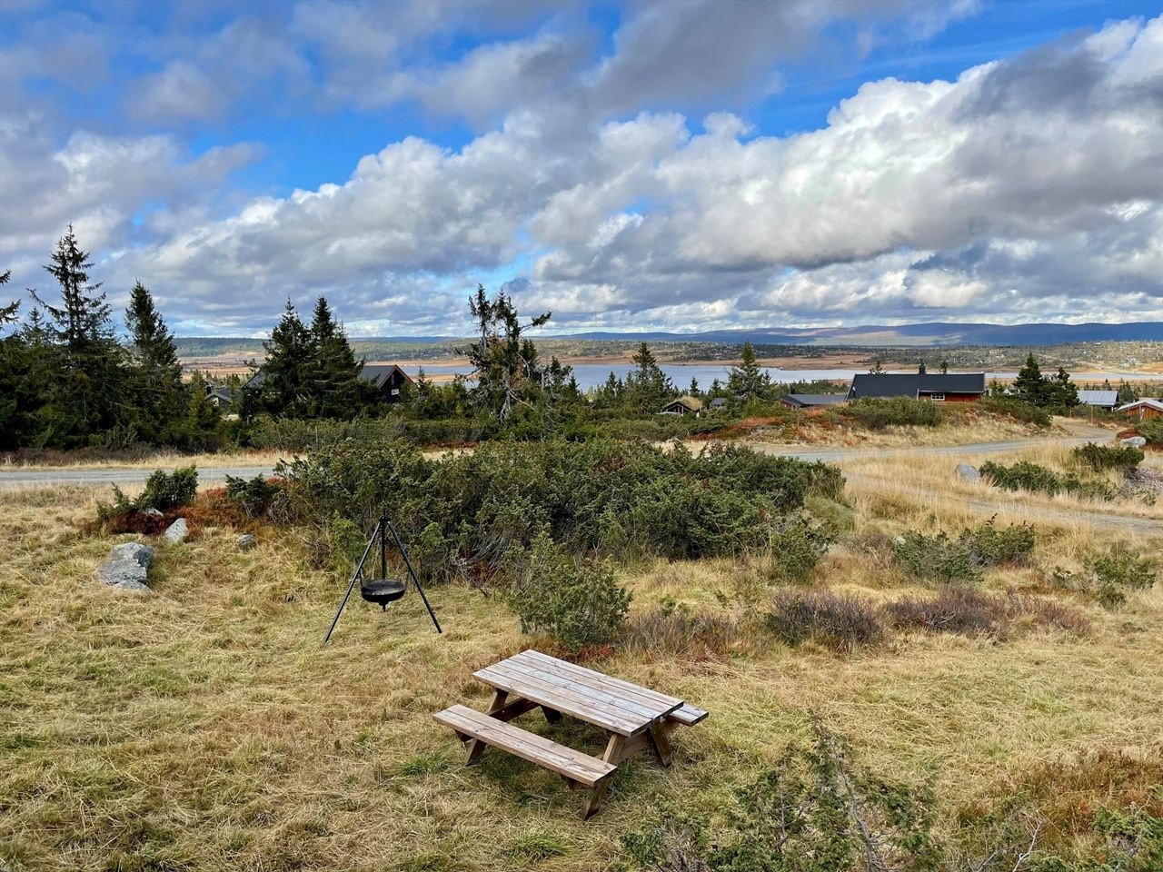 Den flotte utsikten fra uteplassen i front av hytta. Galleribilde