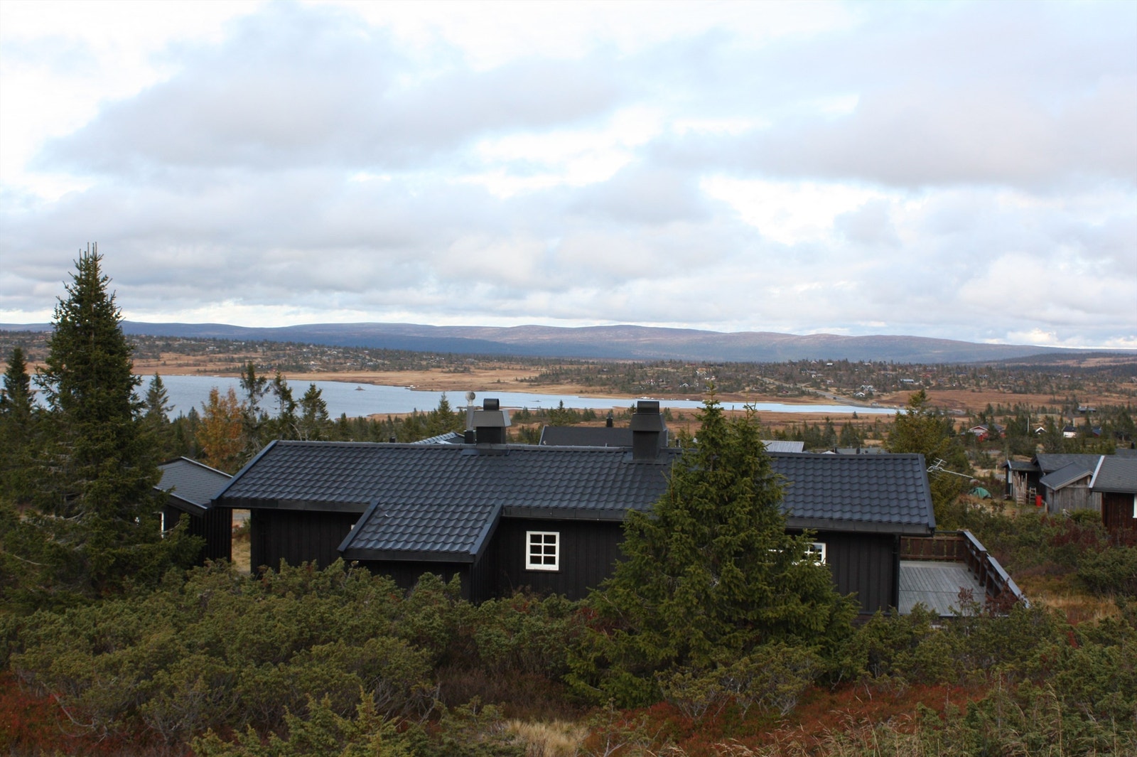 Hytta med den flotte utsikten i høstfarger. Galleribilde
