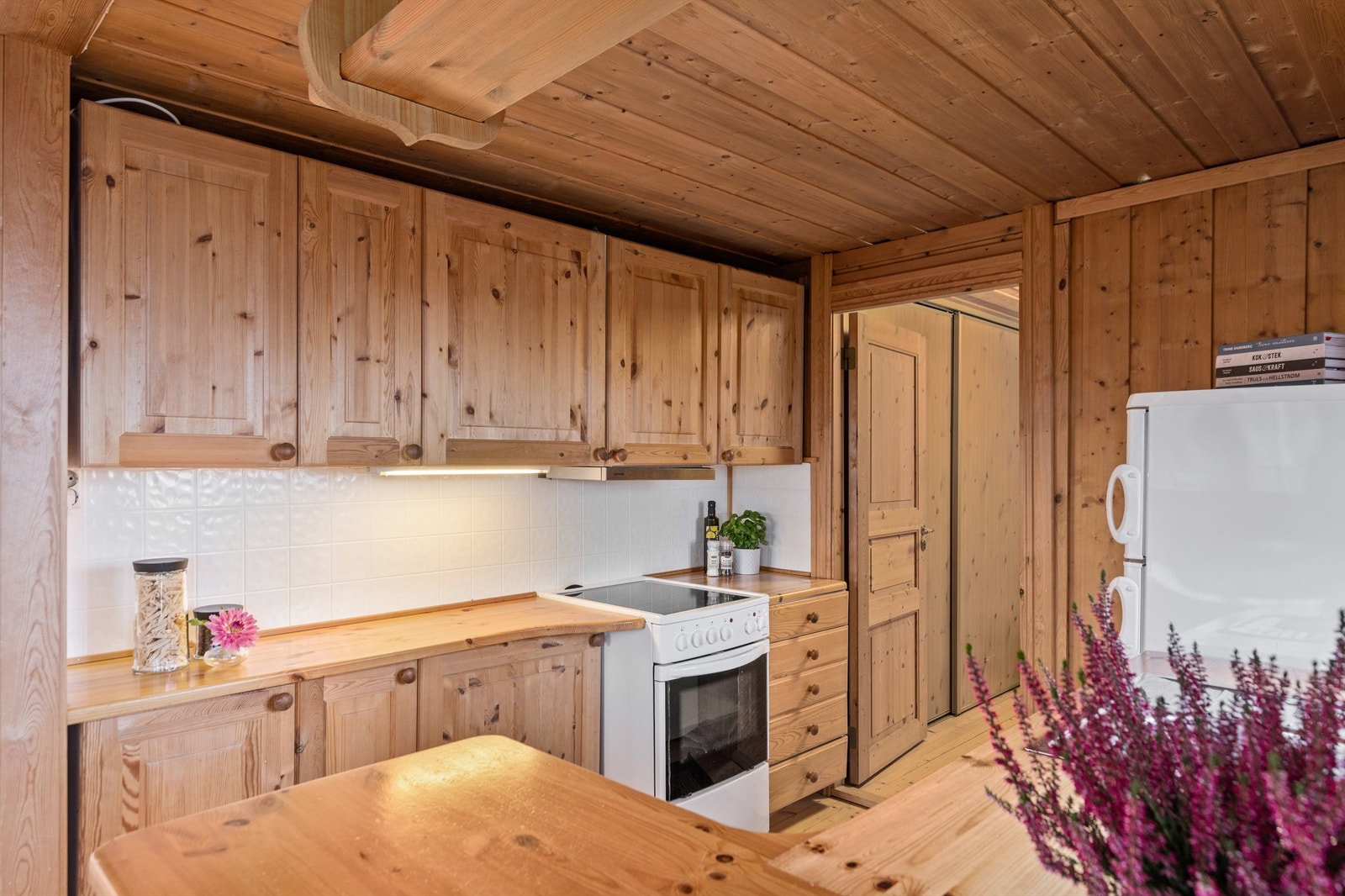 Kjøkkeninnredning med god skap- og benkeplass. Galleribilde