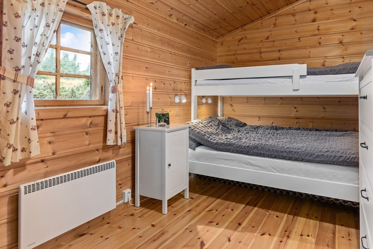 Soverom med 1 1/2-seng og overkøye. Galleribilde