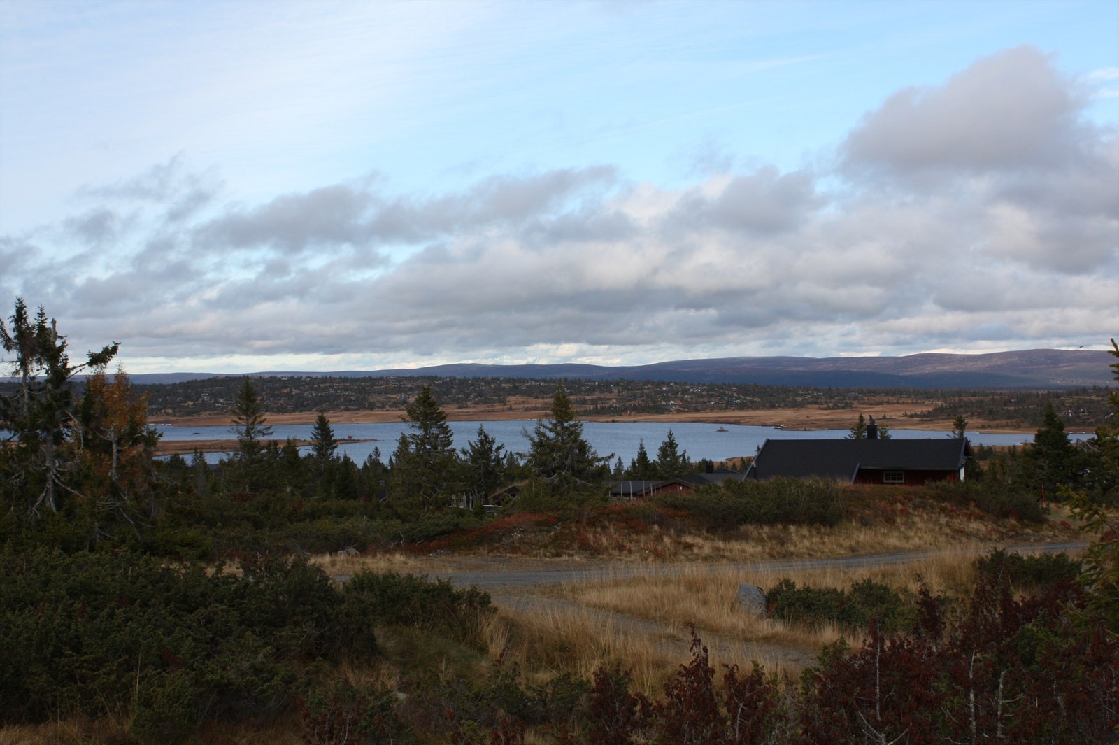 Utsikten fra hytte i flotte høstfarger. Galleribilde