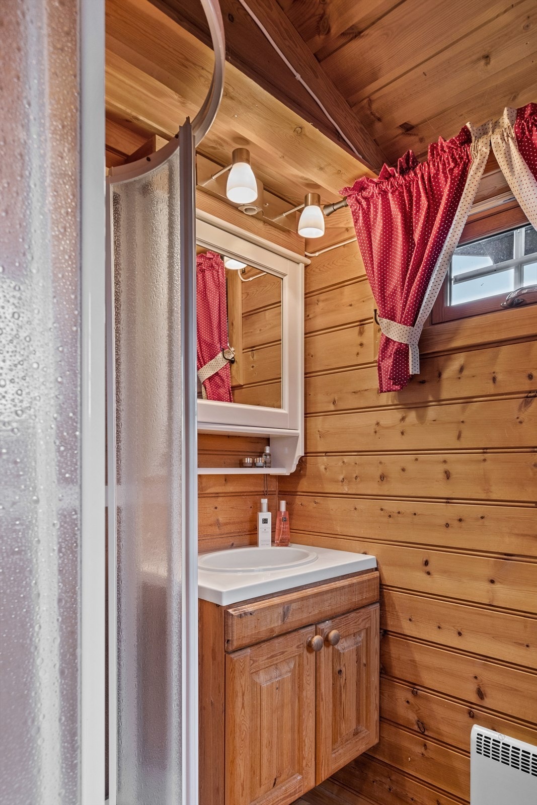 Hyttebad med innredning i heltre utførelse, samt dusjkabinett. Galleribilde