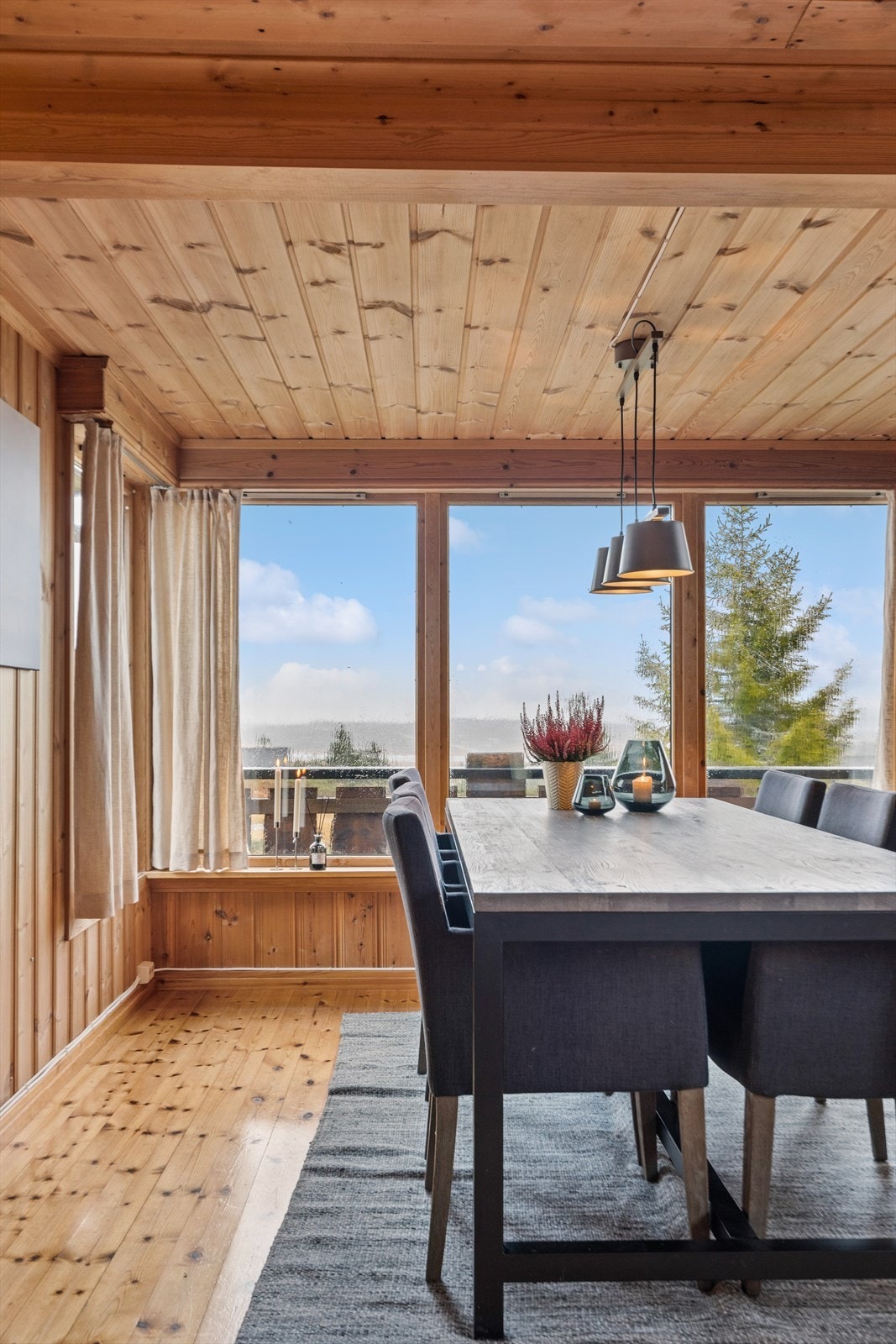 Utsnitt fra spisestue, som gir deg ett flott maleri gjennom de store stuevinduene Galleribilde