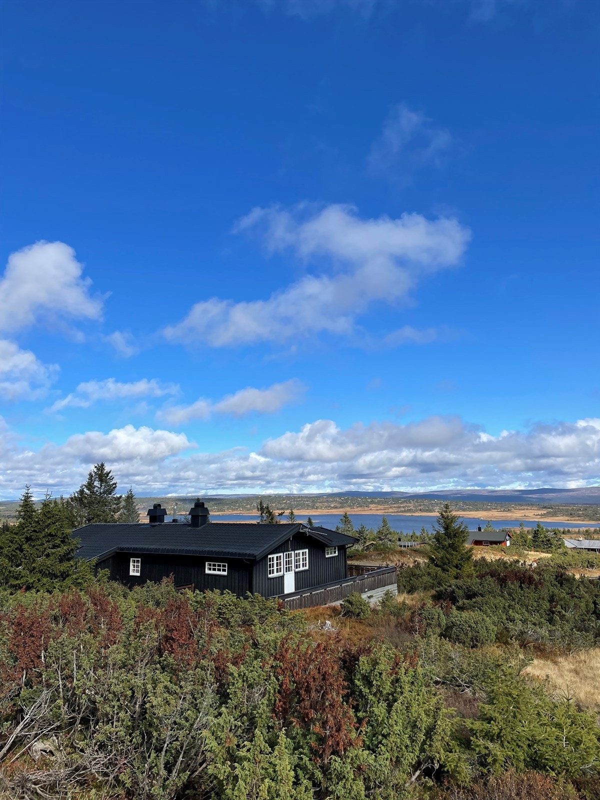 Unikt beliggende med panoramautsikt mot Kroksjøen med omliggende fjellterreng. Galleribilde