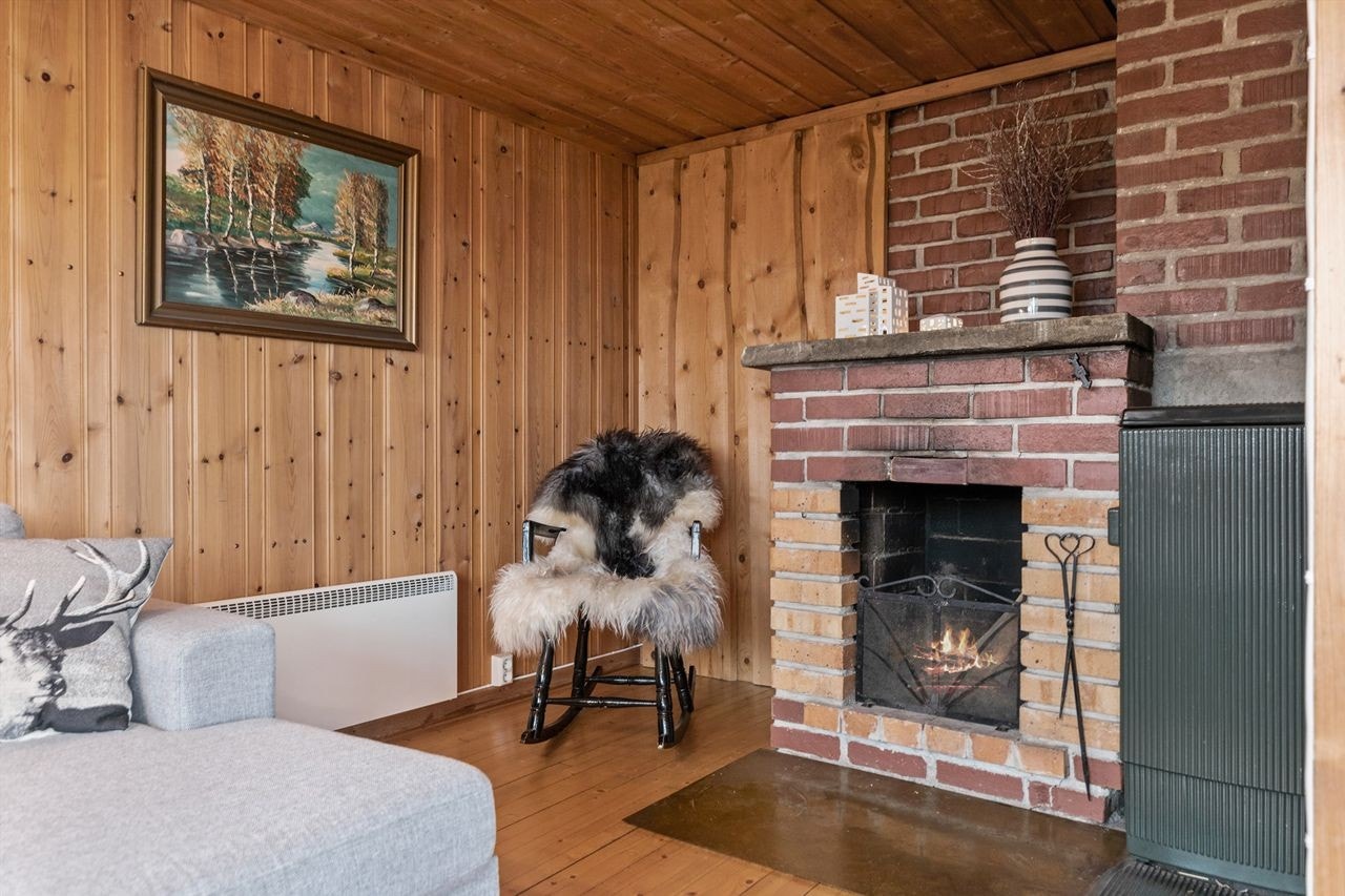 Koselig peis i tilknytning til sofagruppe Galleribilde