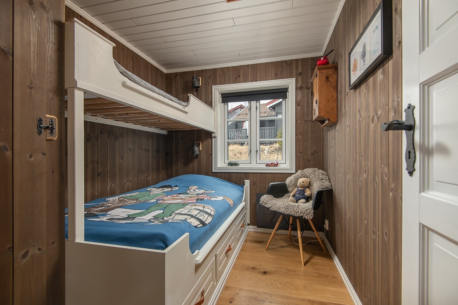 Soverom II med familiekøyeseng og plassbygget garderobe Galleribilde