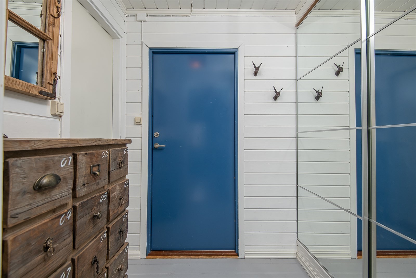 Velkommen inn - Plassbygget garderobe med plass til yttertøy Galleribilde