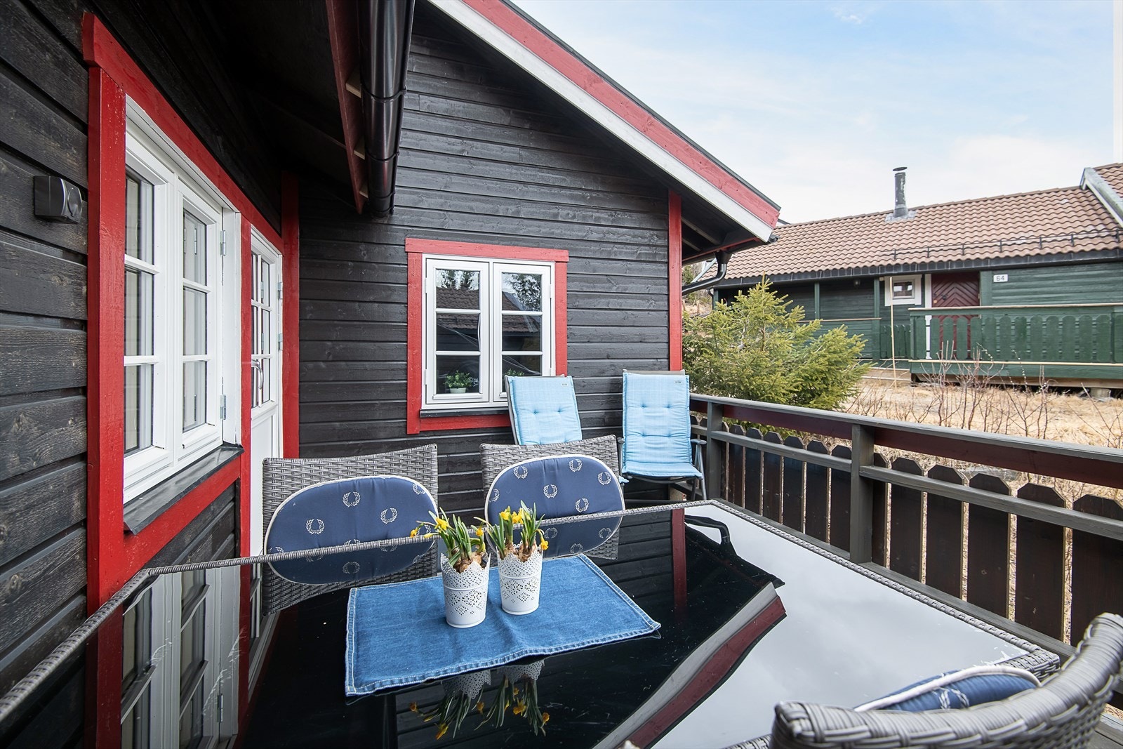 Lun og koselig veranda på baksiden av hytten Galleribilde