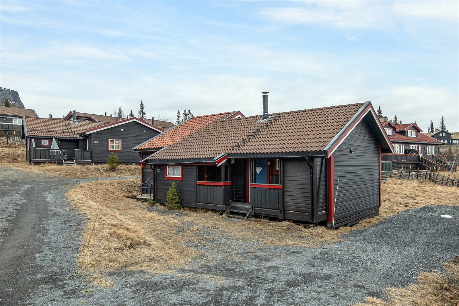 En biloppstillingsplass utenfor hytten, øvrig parkering på fellesområde Galleribilde