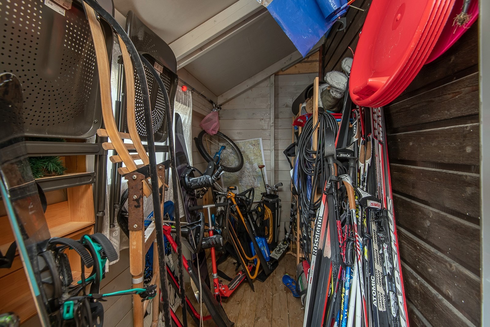 Utvendig er det 2 praktiske boder med lagringsmuligheter Galleribilde