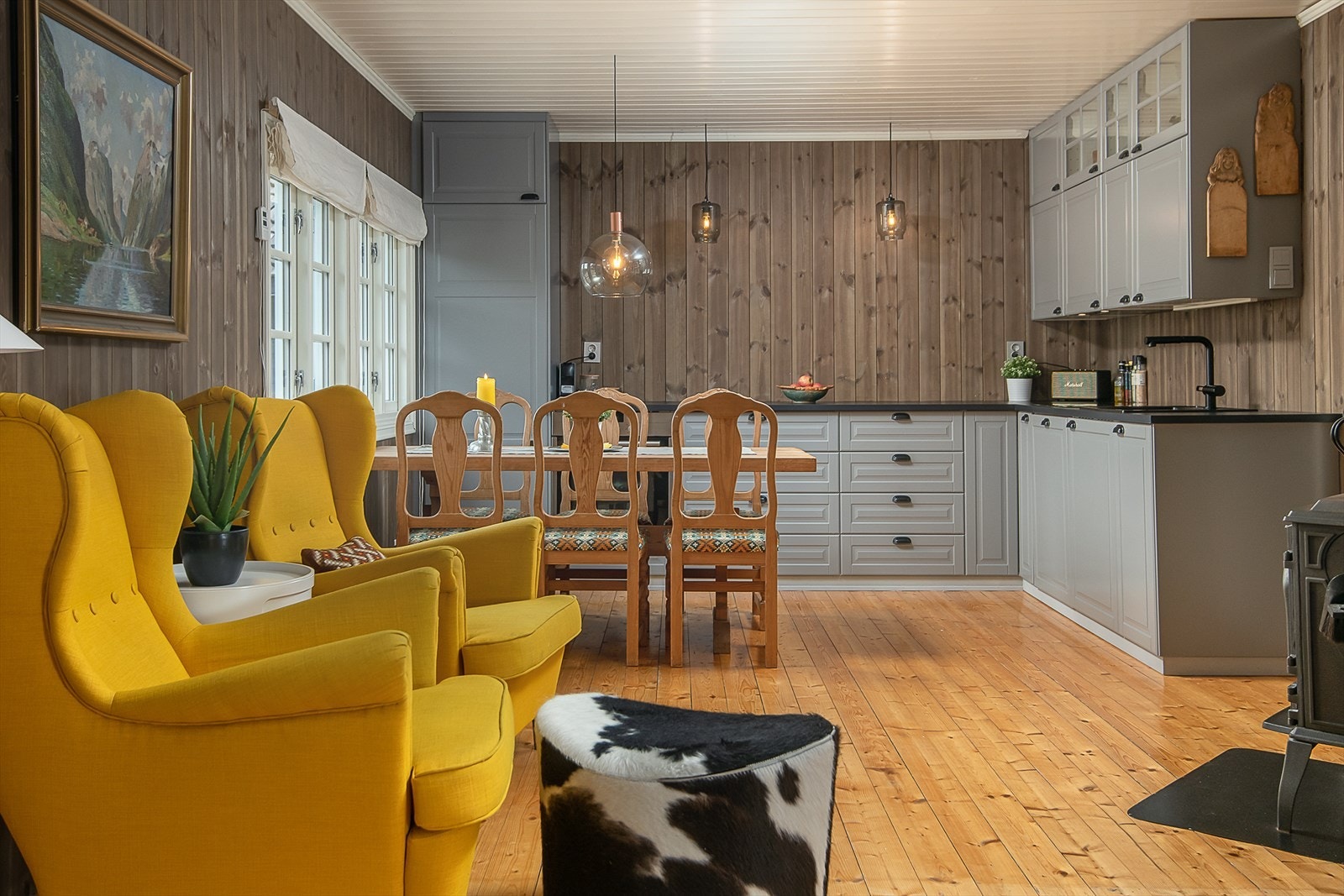 Åpen løsning mellom stue og kjøkken skaper en sosial midtsone i hytten Galleribilde