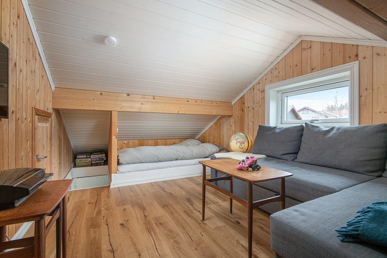 Praktisk hemsrom innredet med sofa og sengeplass Galleribilde