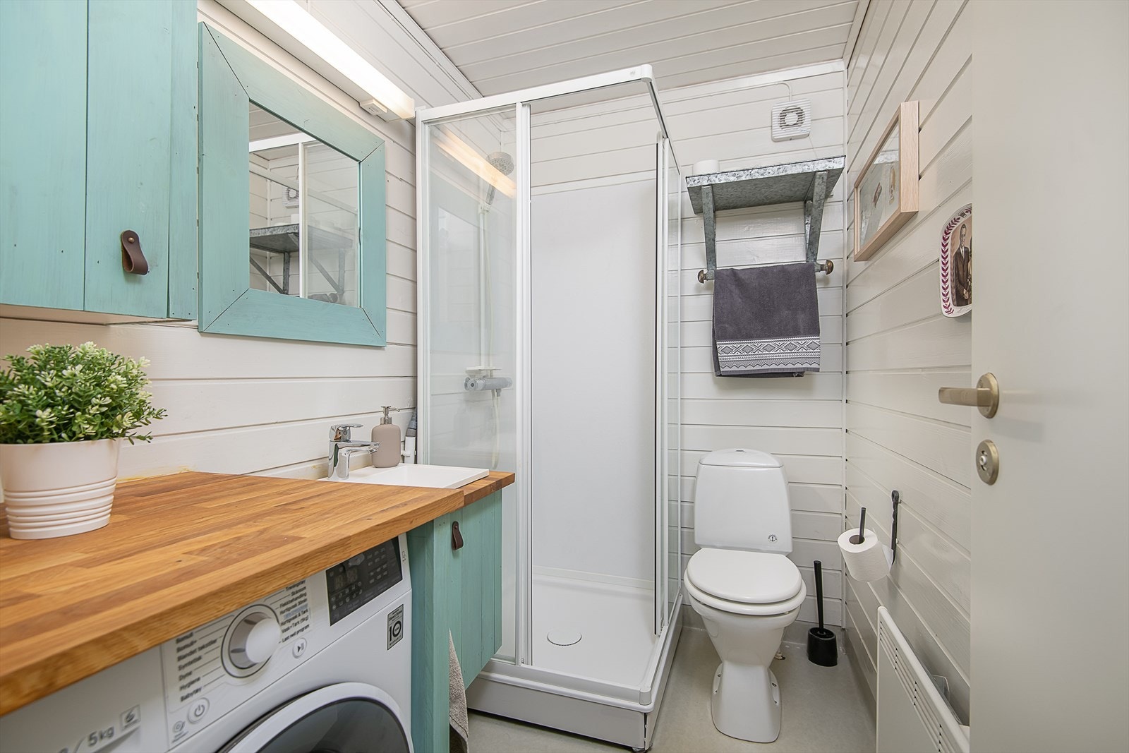 Lyst baderom fra byggeår som er modernisert med nyere innredning Galleribilde