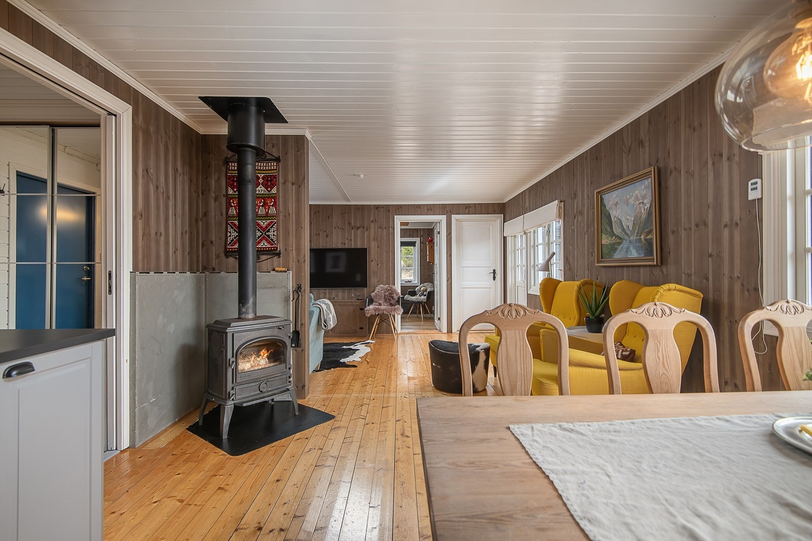 Velkommen inn - Vedovn skaper en lun stemning og avgir god varme på kalde vinterdager Galleribilde