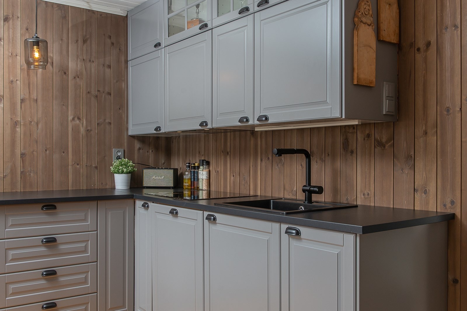 Stilren innredning har godt med oppbevaring i under- og overskap, samt gode arbeidsflater Galleribilde