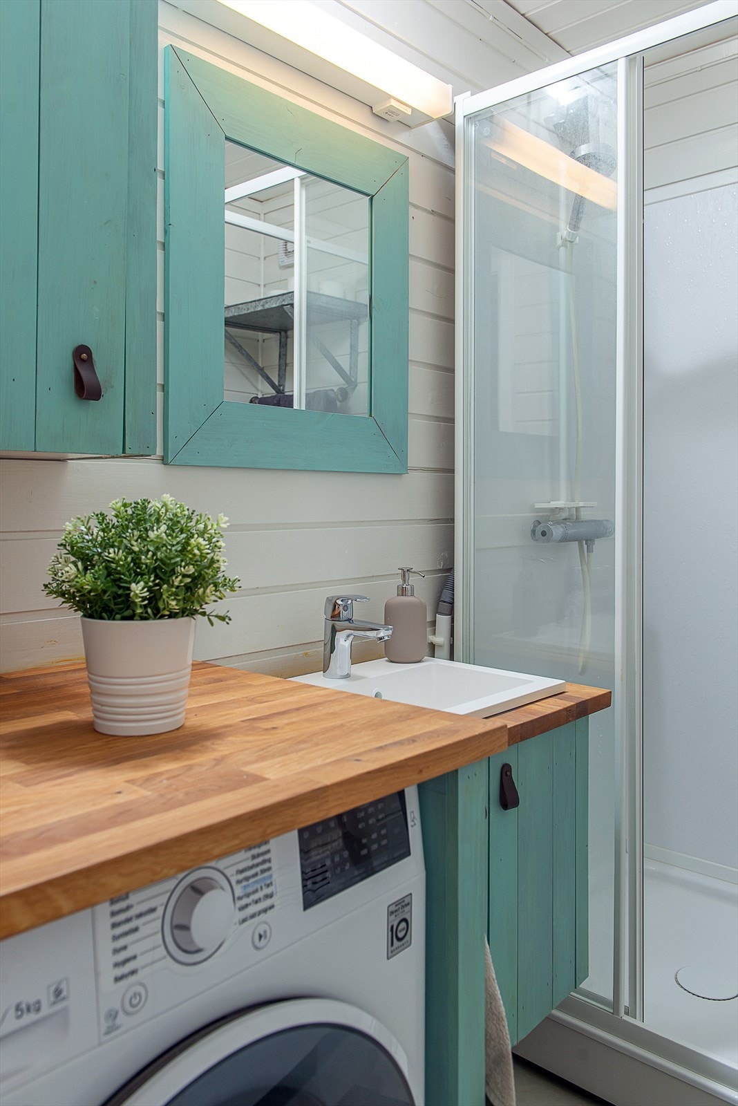 Innredet med dusjkabinett, gulvstående toalett og servant med tilhørende underskap Galleribilde