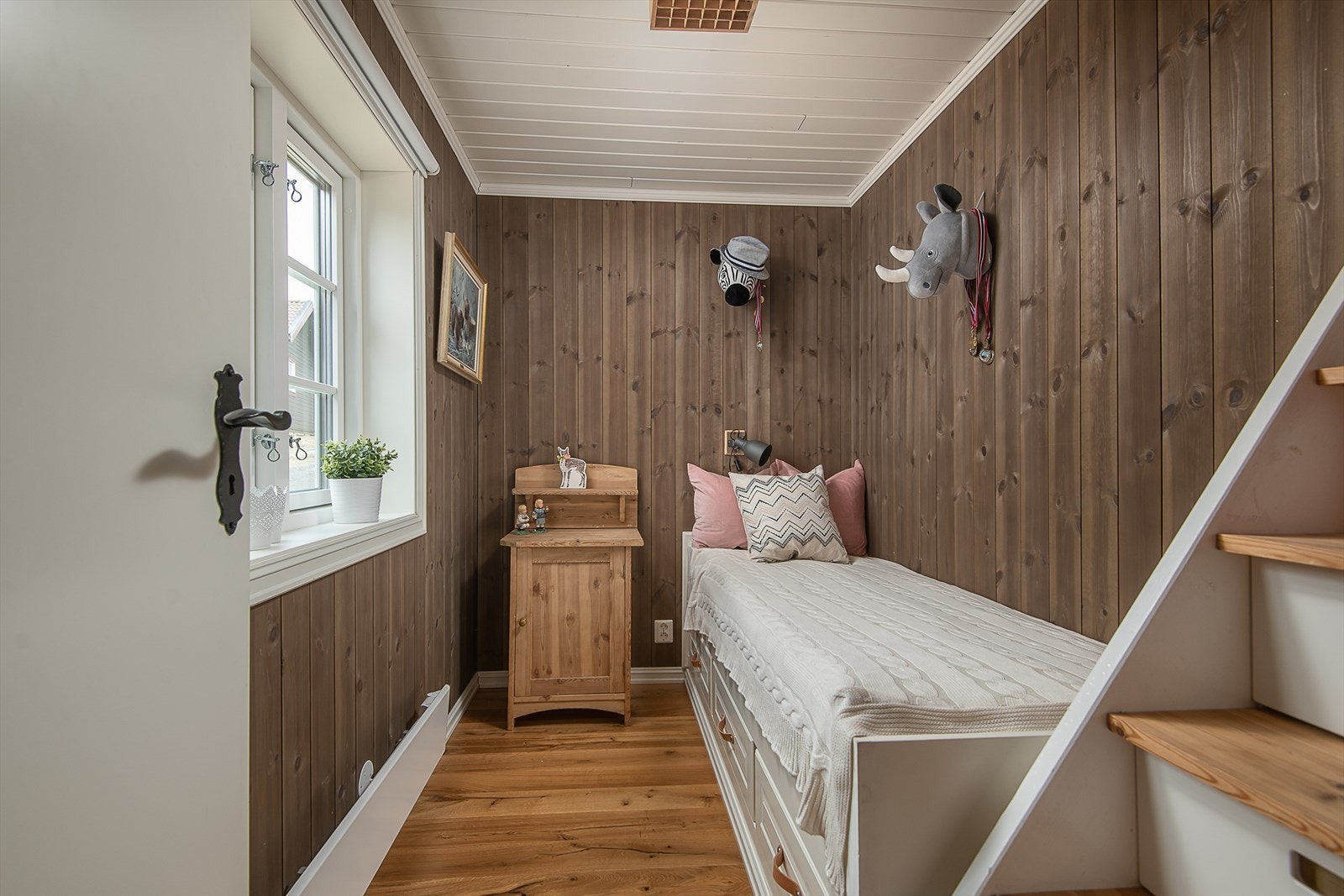 Soverom III med enkeltseng og plassbygget trapp opp til hems Galleribilde