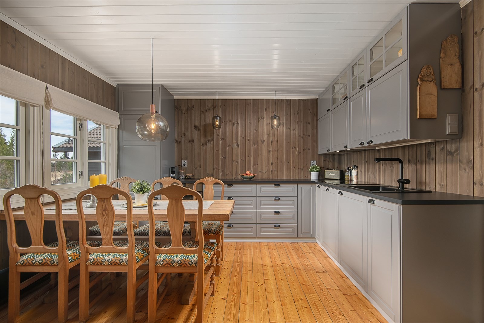 Nyere kjøkkeninnredning fra 2013 og 2015 Galleribilde