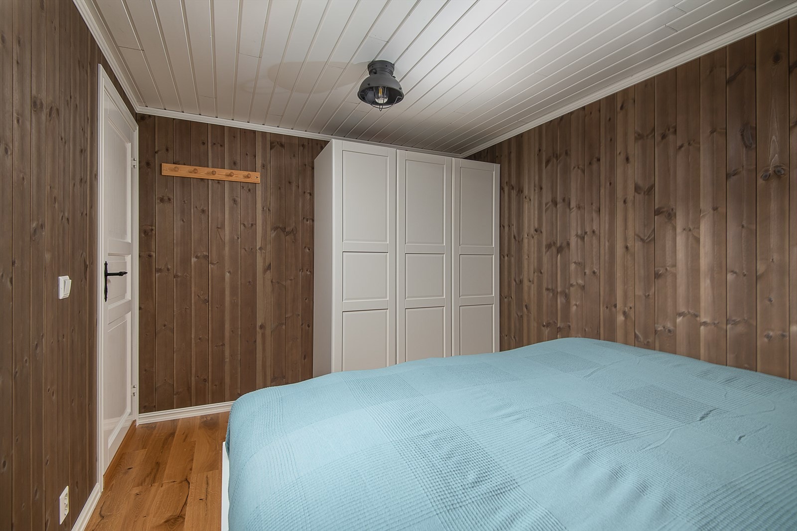 Hovedsoverommet har plass til dobbeltseng og garderobe Galleribilde